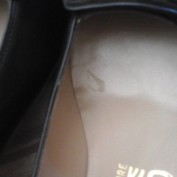 Salvatore Ferragamo Black Italian Leather Low Heel Pump. Size 7B - Picture 5 of 10